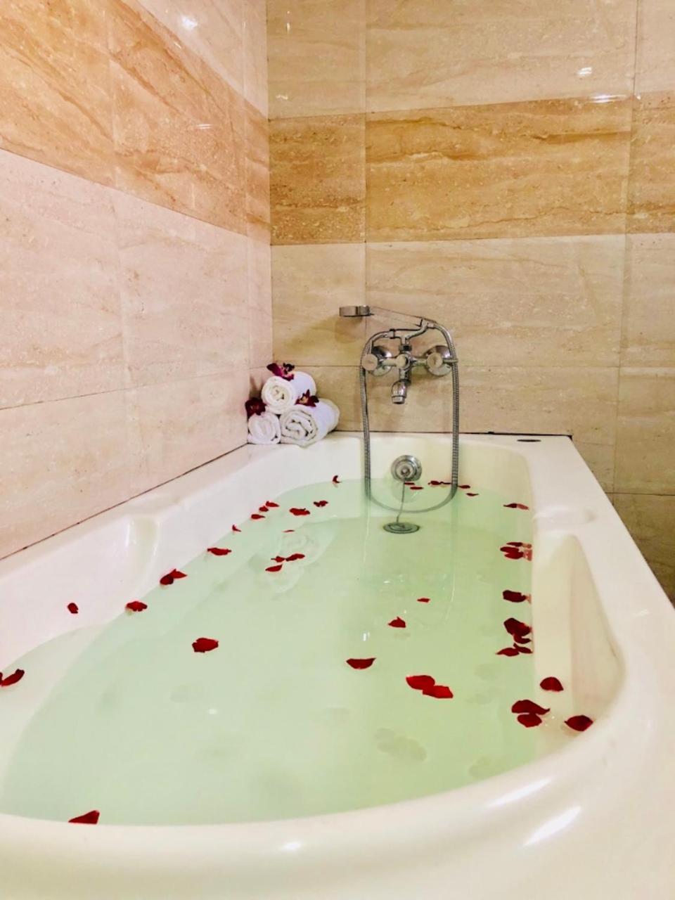 Hotel Prag Continental Гувахати Экстерьер фото