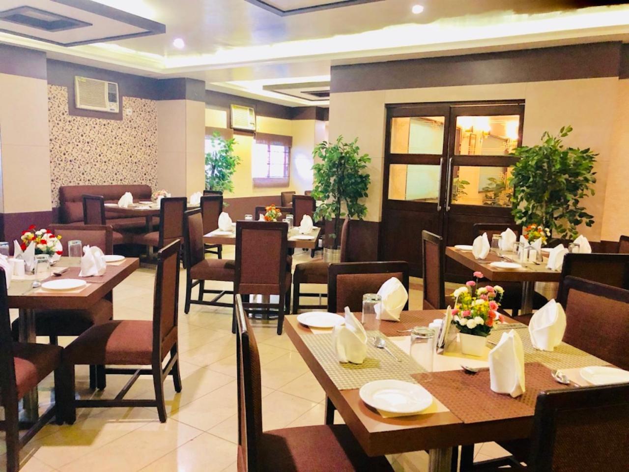 Hotel Prag Continental Гувахати Экстерьер фото
